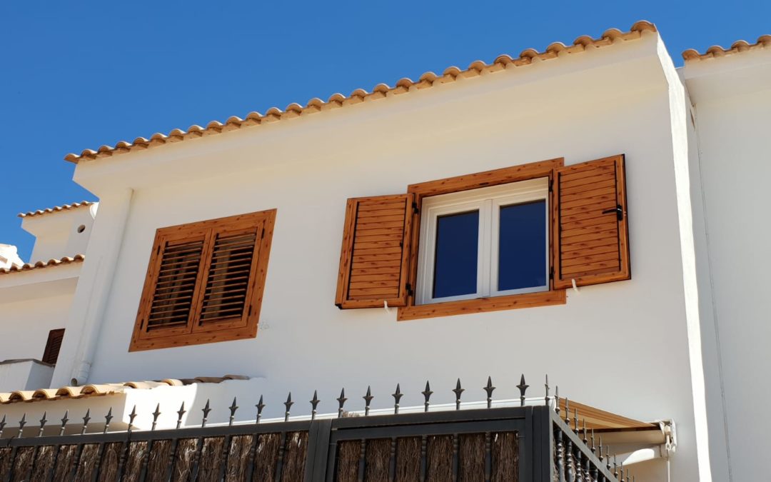 Instalación de Ventanas de PVC y mallorquinas de aluminio color madera