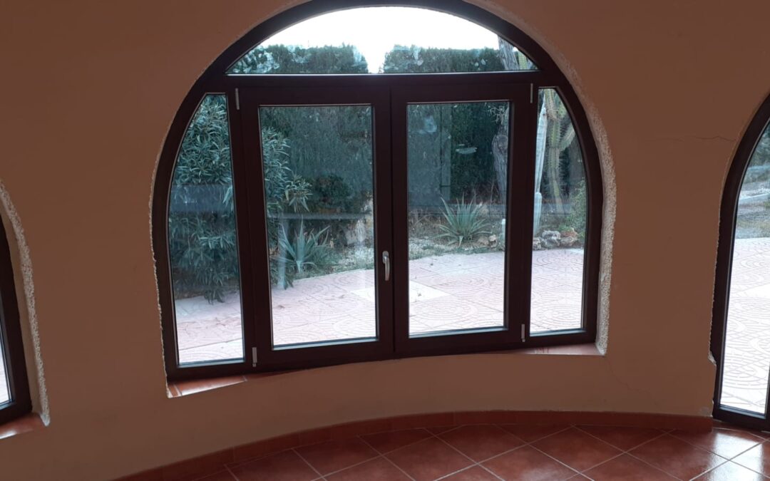 Cerramientos de chalet en Alicante con PVC curvado