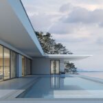 vista de una casa moderna con cerramientos de ventanas de aluminio y cristal con una hermosa piscina y vista al mar