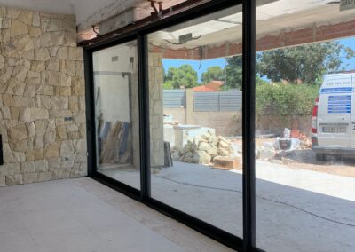 ventanas de aluminio de alta gama con gran tamaño y de fácil manejo. Fabricadas con perfiles de aluminio y vidrios de alta calidad en Alicante