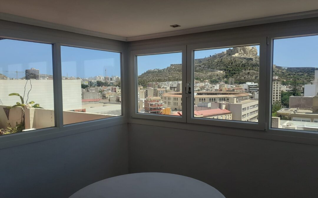 Cerramiento de Terraza con PVC en Ático de Campoamor, Alicante