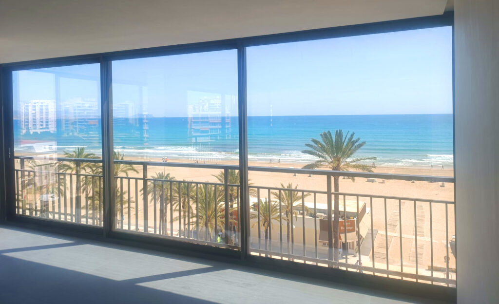 Hermosa vista desde ventanas de aluminio en terraza frente al mar en la playa san juan de Alicante