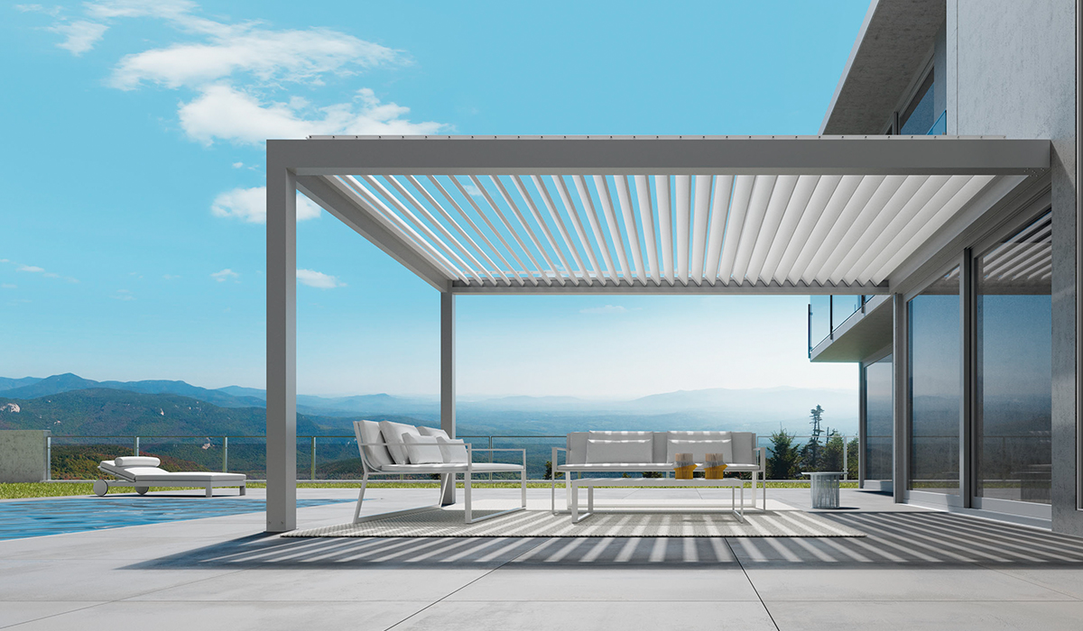 Pérgola bioclimática de blanca instalada por Aluyglass en una terraza de Alicante