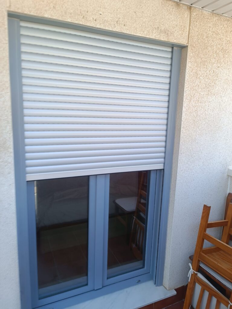 Persiana y Ventanas de PVC Kömmerling instaladas en Arenales del Sol